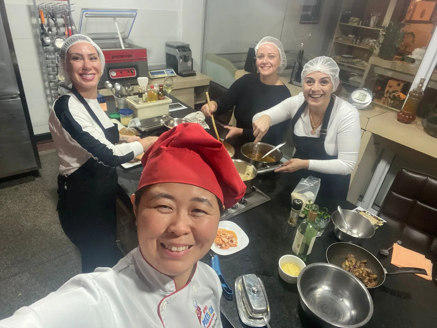 Aula prática de culinária do cotidiano em grupo com Chef Thaís Okamoto