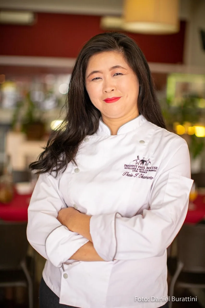 Retrato profissional da Chef Thaís Okamoto, personal chef